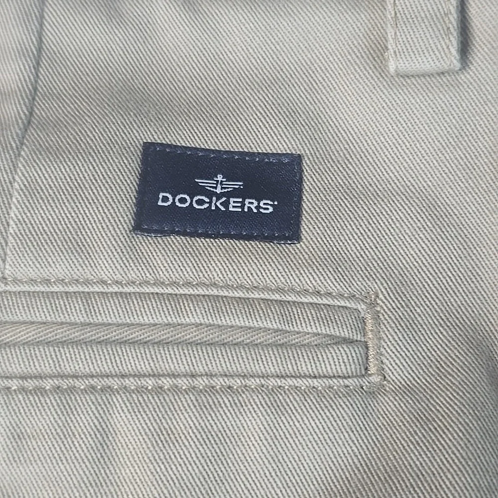 Dockers Pleated Chino Pants Mens 34x30 Khaki Classic Fit Cotton Minimalist Plain